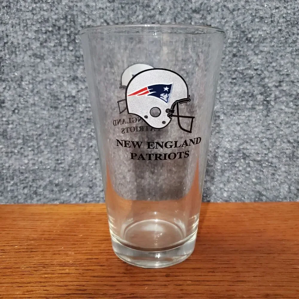 New England Patriots Pint Glass NFL Helmet Logo Spellout Barware Man Cave Party
